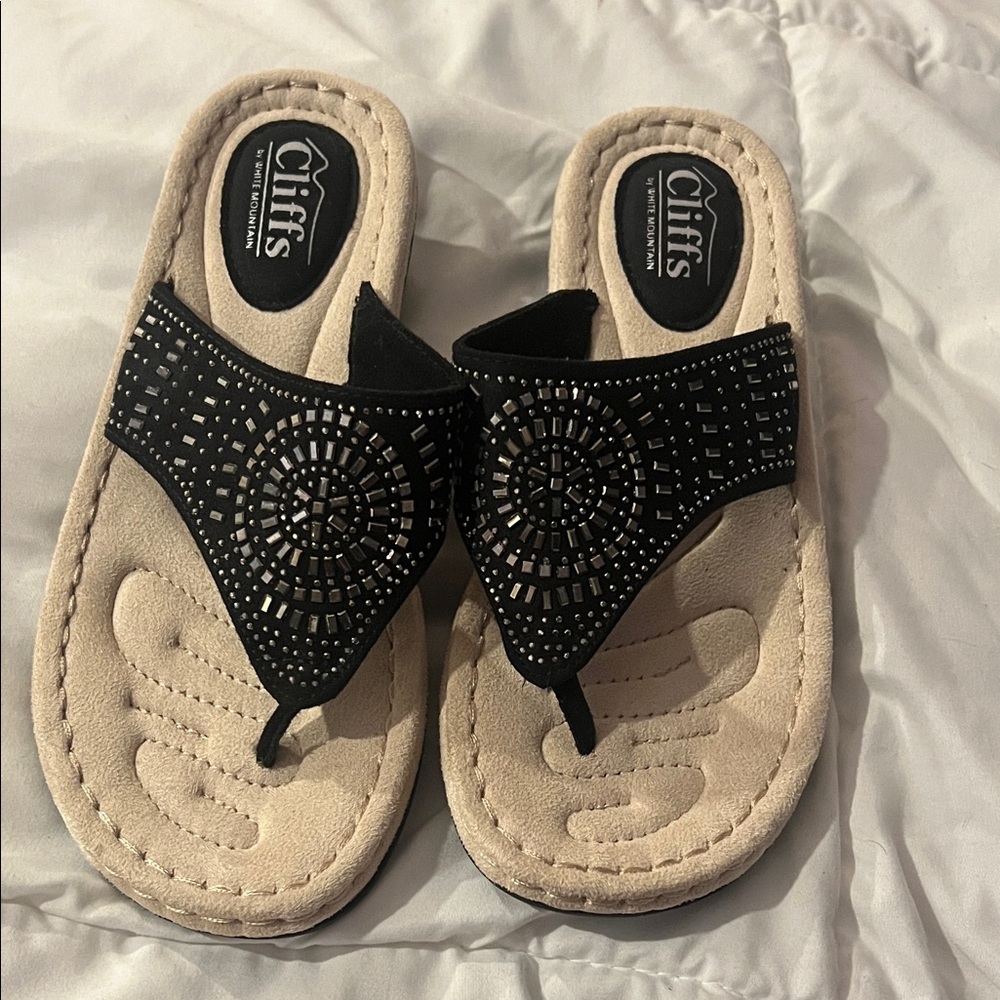 Cliffs by White Mountain Black Studded Sandals Like New Comfort Thong Slip-On